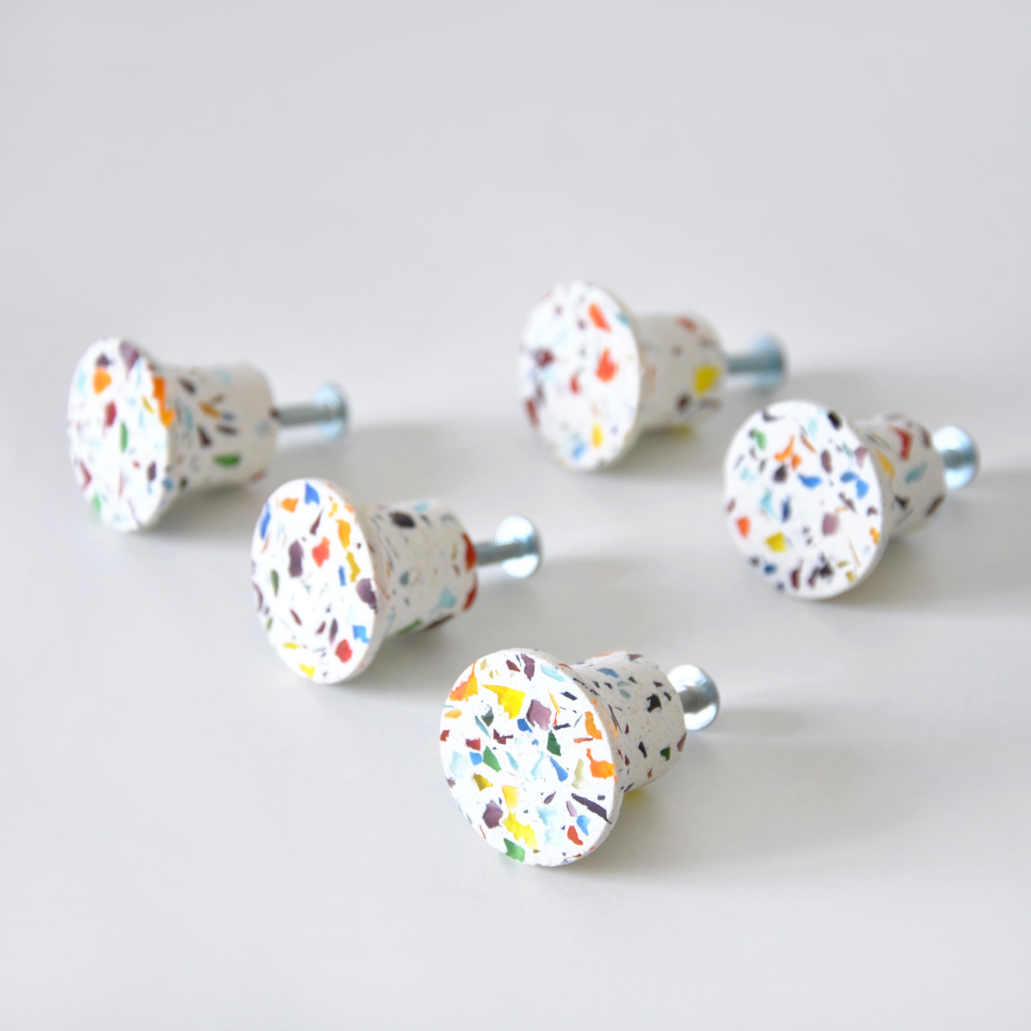 Pomos artesanales de terrazo multicolor Mica Rica