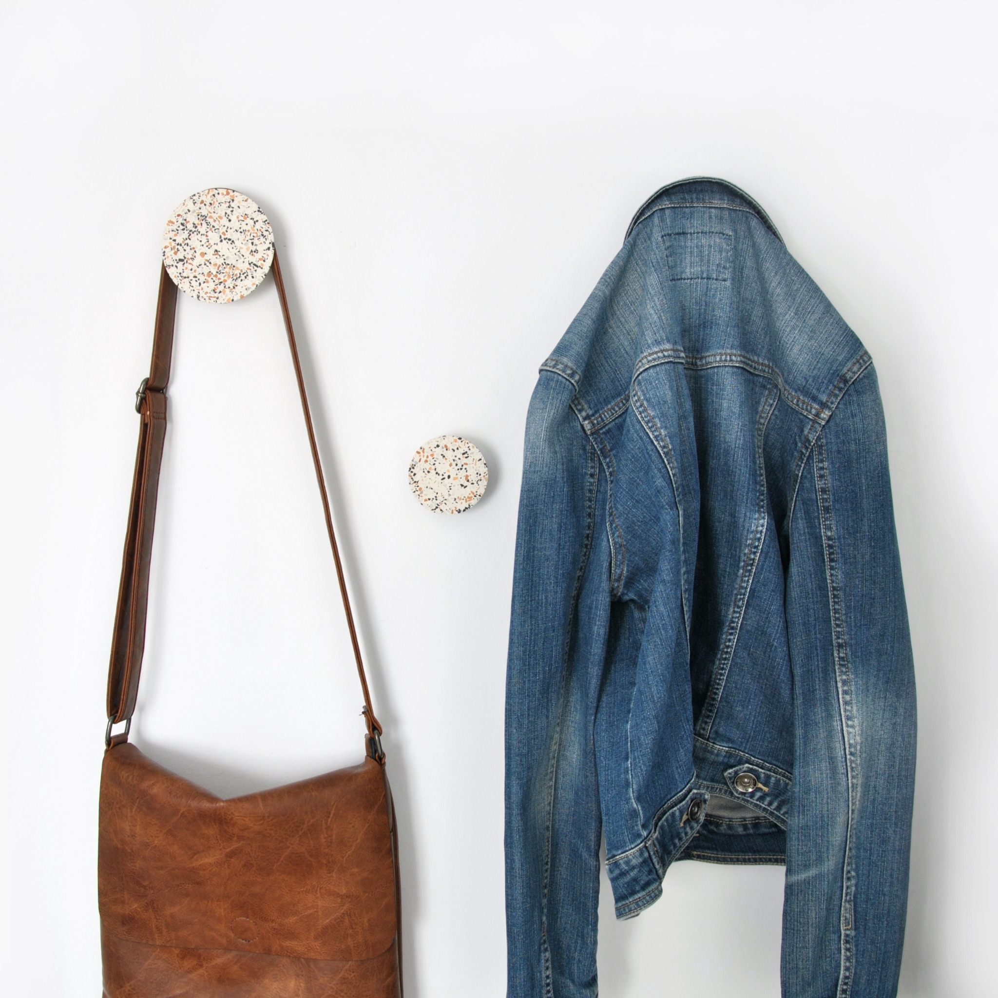 Perchas artesanales Mica Rica con bolso y chaqueta