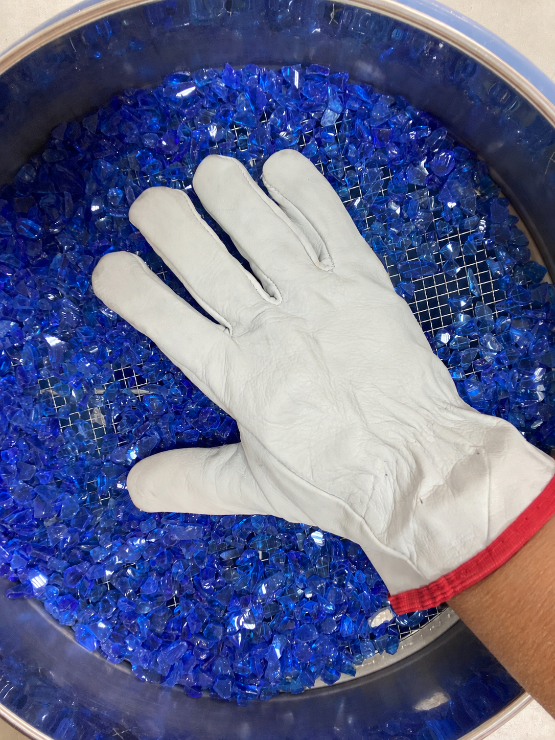 Proceso artesanal en el taller de Mica Rica con vidrio azul reciclado